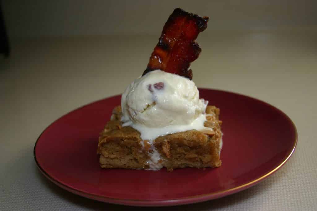PB Blondie con helado de tocino de arce