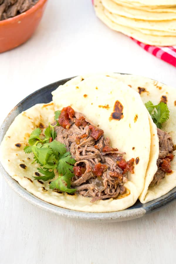 Auténtica receta mexicana de carne machaca rallada en la olla eléctrica. Delicioso en tacos o con huevos!