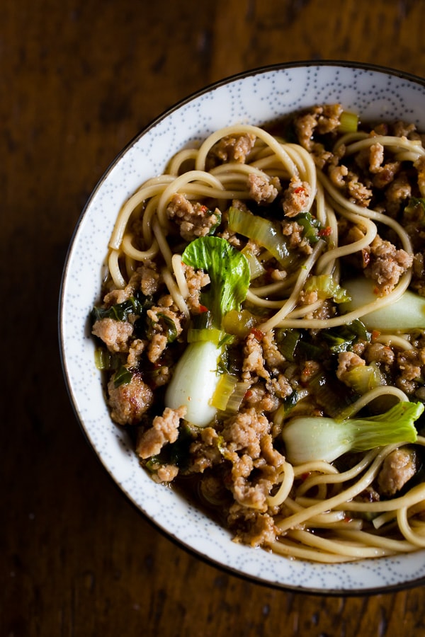 Este taz&oacute;n de fideos con carne de cerdo picante est&aacute; lleno de sabor y listo en solo 30 minutos. &iexcl;Es una comida r&aacute;pida y f&aacute;cil que seguramente complacer&aacute; a toda su familia! Cerdo picante salteado con granos de pimienta de Sichuan y nadando en un delicioso caldo con bok choy y fideos perfectamente cocinados.