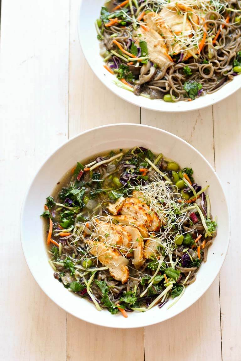 Tazones de caldo de fideos Soba