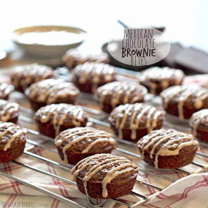 ¡Bocaditos de brownie de chocolate mexicano con glaseado de azúcar y canela! Picante y Dulce. ¡Perfecto! El