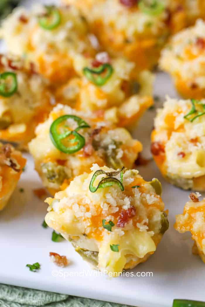 Cerca de jalapeño mac y queso picaduras.