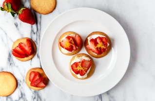 Mordeduras de la torta dulce de la fresa