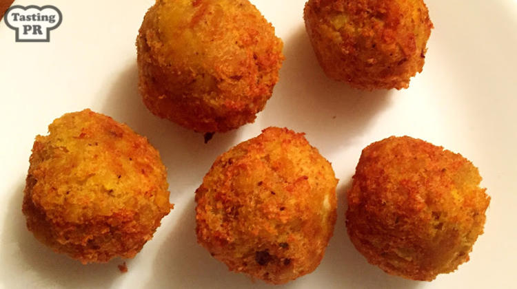 Bolas de mofongo rellenas fritas dos veces