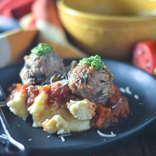 Alb&oacute;ndigas de pavo italiano sobre queso Polenta # comida italiana #meatballs #pesto #marinara