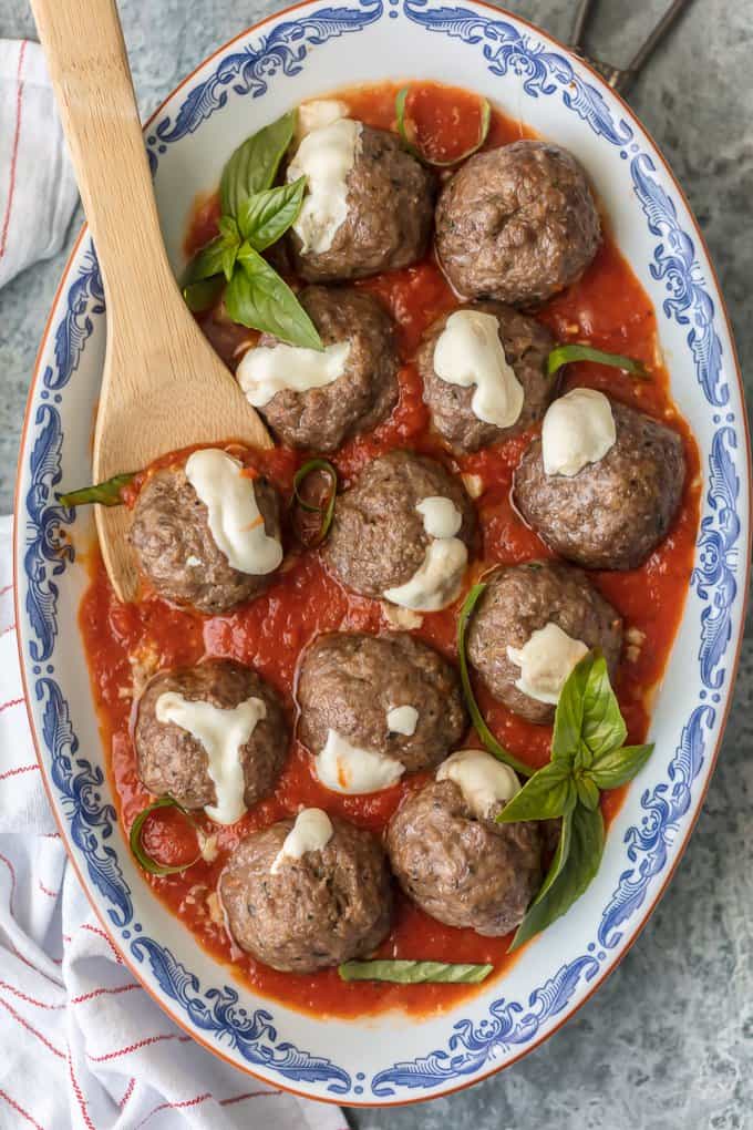 Alb&oacute;ndigas Rellenas de Mozzarella en salsa marinara