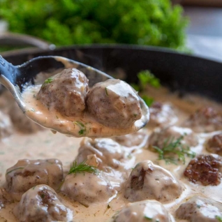 AlbĂłndigas suecas con salsa