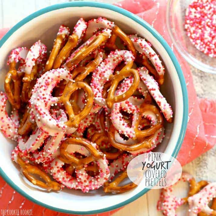 &iexcl;Pretzels cubiertos de yogur rosa para un baby shower o el d&iacute;a de San Valent&iacute;n! El