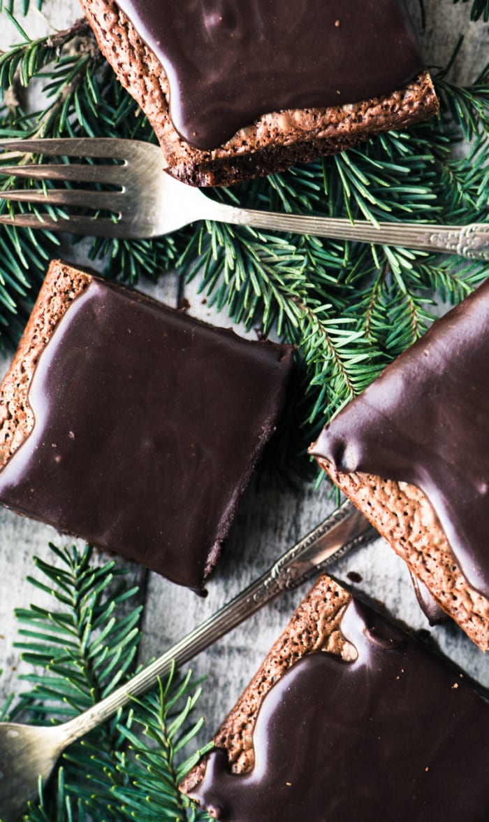 &iexcl;Los brownies de pan de jengibre agridulce agregan una dosis muy necesaria de chocolate a las festividades navide&ntilde;as! ~ theviewfromgreatisland.com