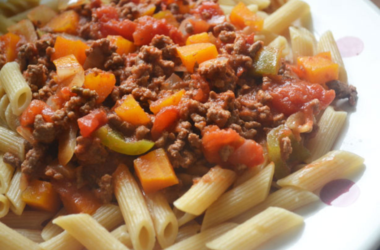 Budget Penne Bolognese Si vous avez un budget serré, faites ce penne bolognais pour toute la famille. C'est une recette simple et classique qui maintient le coût bas et la saveur élevée.