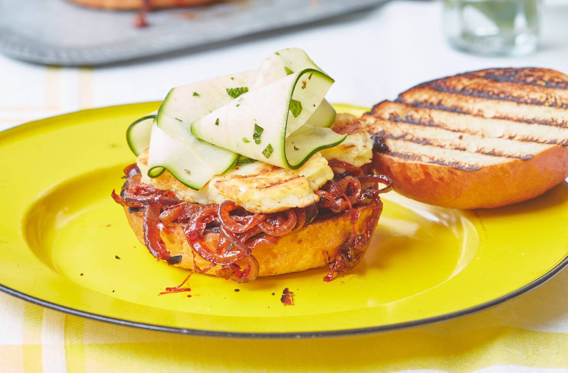 Burger à l'oignon et à l'halloumi avec des rubans de courgette Notre hamburger à l'oignon et à l'halloumi avec des rubans de courgette est sûr de devenir un nouveau plat de barbecue végétarien de base.