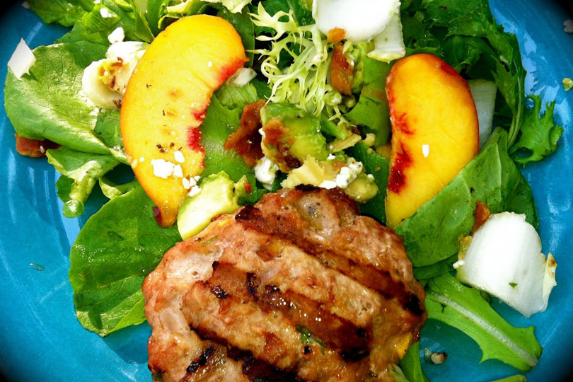 Peachy Turkey Burger sobre verduras mixtas con endivias, tocino, aguacate y gorgonzola