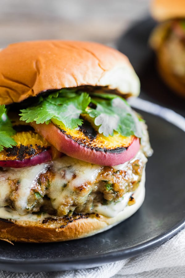 Esta hamburguesa de pavo con jalape&ntilde;o y durazno a la parrilla es la combinaci&oacute;n perfecta de dulce y picante. Duraznos frescos de verano a la parrilla para resaltar su dulzura y combinados con una hamburguesa de pavo empacada con hierbas, queso y jalape&ntilde;o y cubierta con queso cheddar y una pizca de cilantro. Si eres fan&aacute;tico del dulce y del calor, &iexcl;esta hamburguesa es para ti!