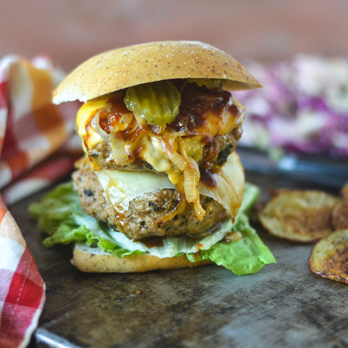 Burger grillé à la dinde et à l'oignon: