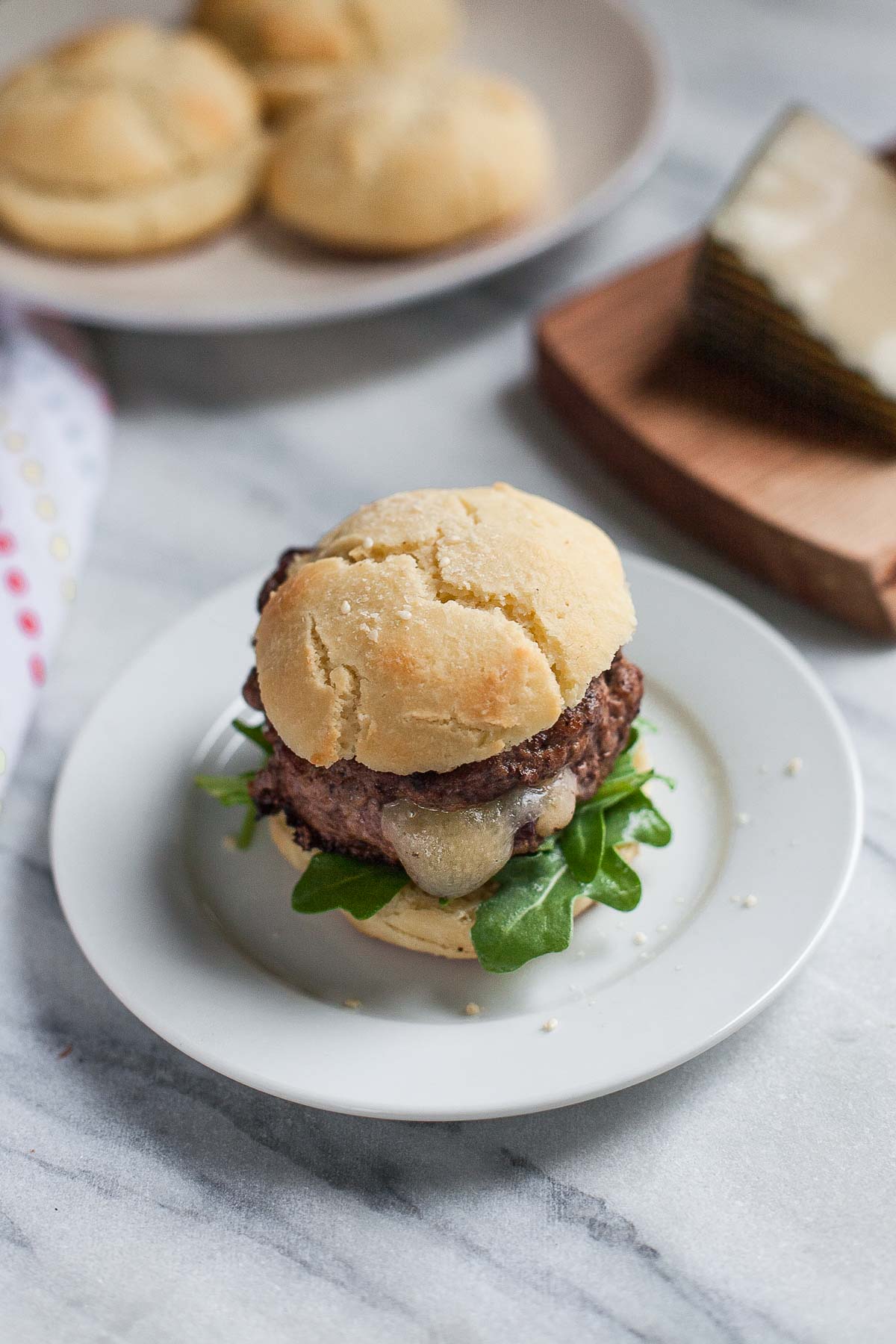 Burgers d'agneau farcis + pains hamburger paléo