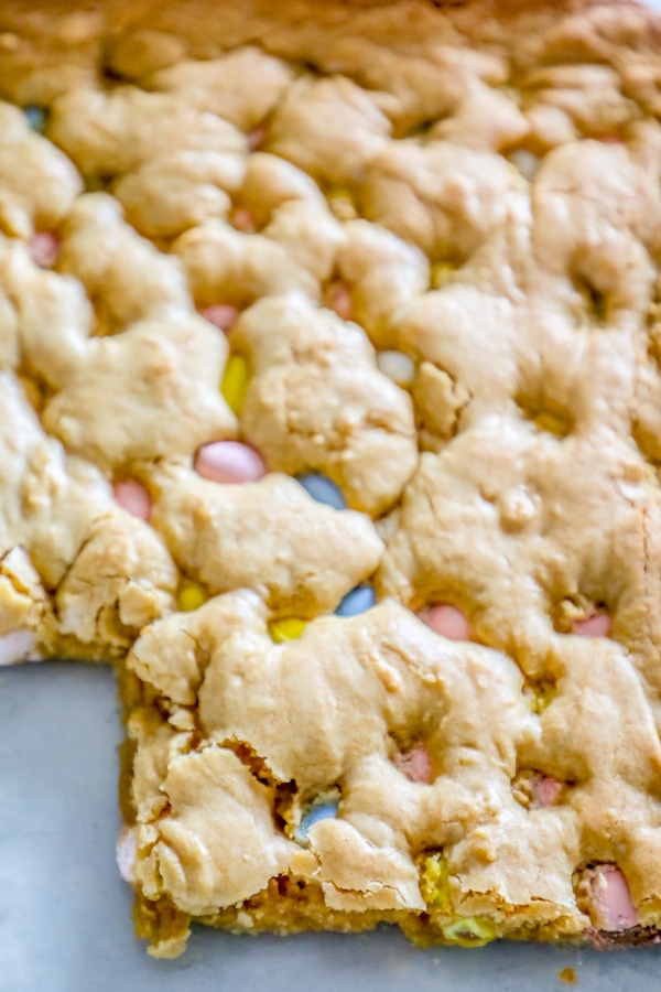 blondies, dulces de pascua blondies, recetas con dulces de pascua, recetas de mini huevos de cadbury, hornear con mini huevos de cadbury, receta de blondies de pascua, mini huevos de cadbury receta de blondies, sobras de la receta de dulces de pascua, ideas de postres de fiesta de pascua, merienda f&aacute;cil de fiesta de pascua, cocinar con pascua dulces, la mejor receta de Blondies,