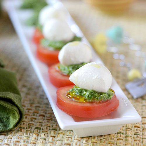 pesto, aceite de oliva, pesto, tomates, mozzarella, sal y pimienta, queso parmesano, ajo, punta de martes, c&oacute;mo