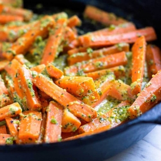 Zanahorias Con Mantequilla De Hierba De Pistacho