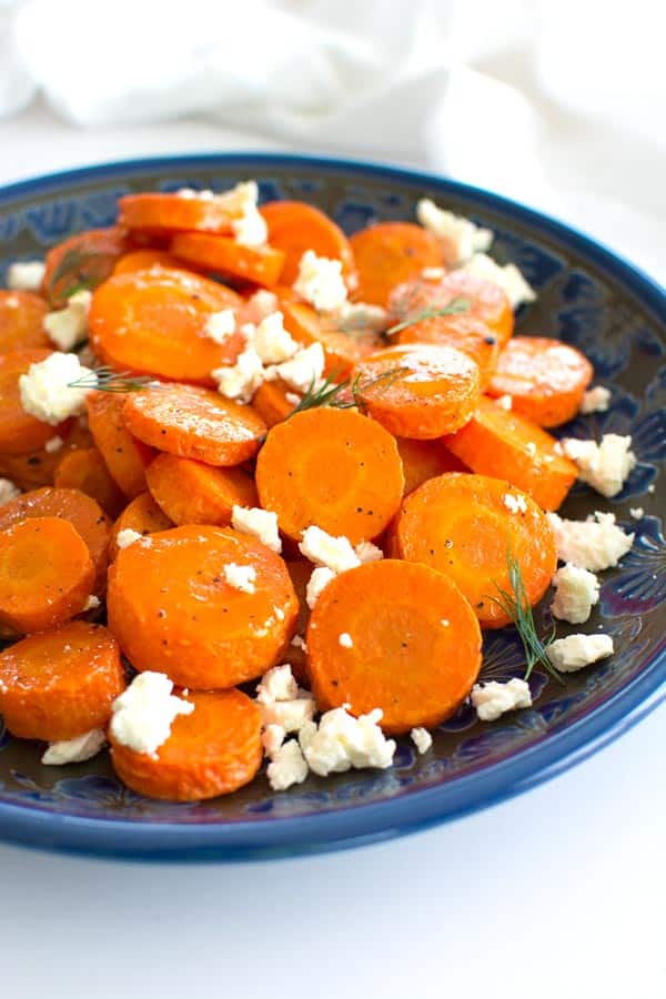&iexcl;Las zanahorias al horno con queso feta son un platillo s&uacute;per f&aacute;cil (y delicioso)!
