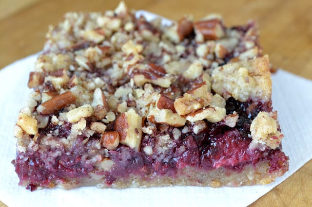 Espero con ansias un lote de estos Blackberry Pecan Crumble Squares cada verano cuando la temporada de recolecci&oacute;n de bayas est&aacute; en pleno apogeo. Pero estos son demasiado buenos para dejarlos pasar el resto del a&ntilde;o, as&iacute; que si&eacute;ntase libre de usar su mermelada favorita.