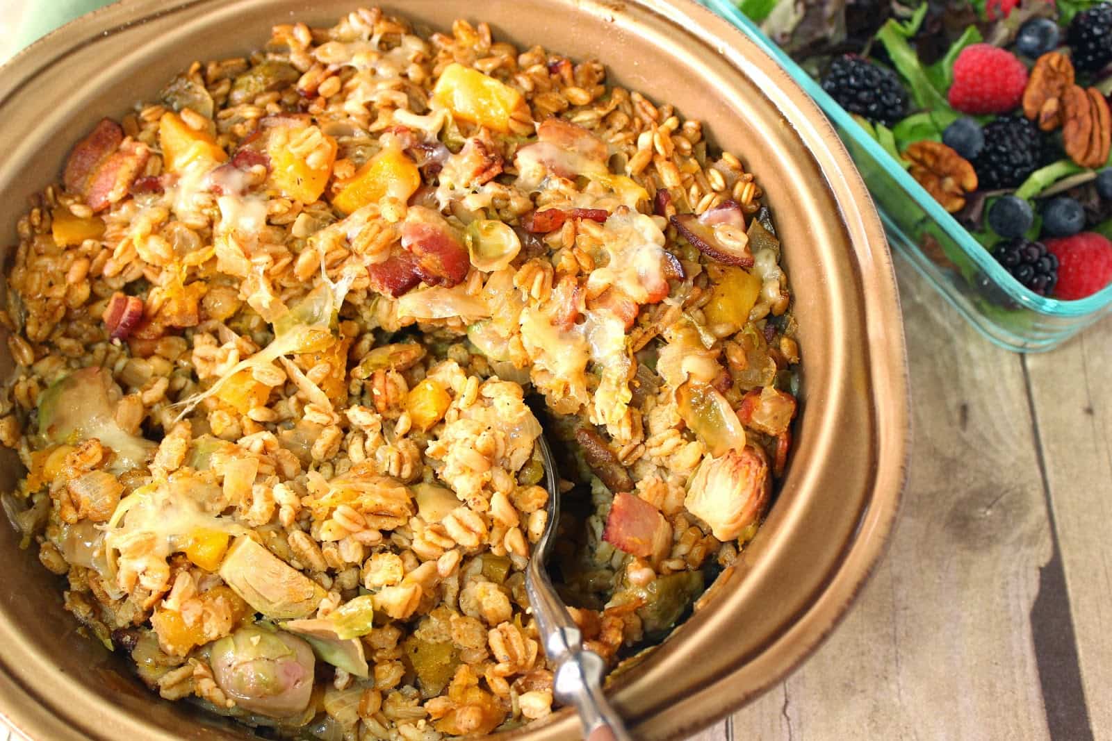 Cazuela al horno de Farro con calabaza, tocino y coles de Bruselas
