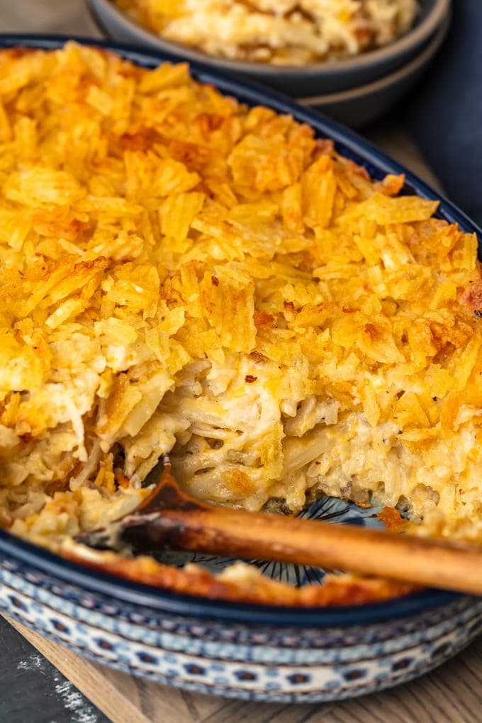 cazuela de papa con queso y papas fritas