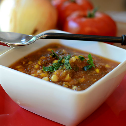 Tomate ahumado y sopa de ma&iacute;z, tomates, ma&iacute;z, jalape&ntilde;o, cebollas, hierbas, especias