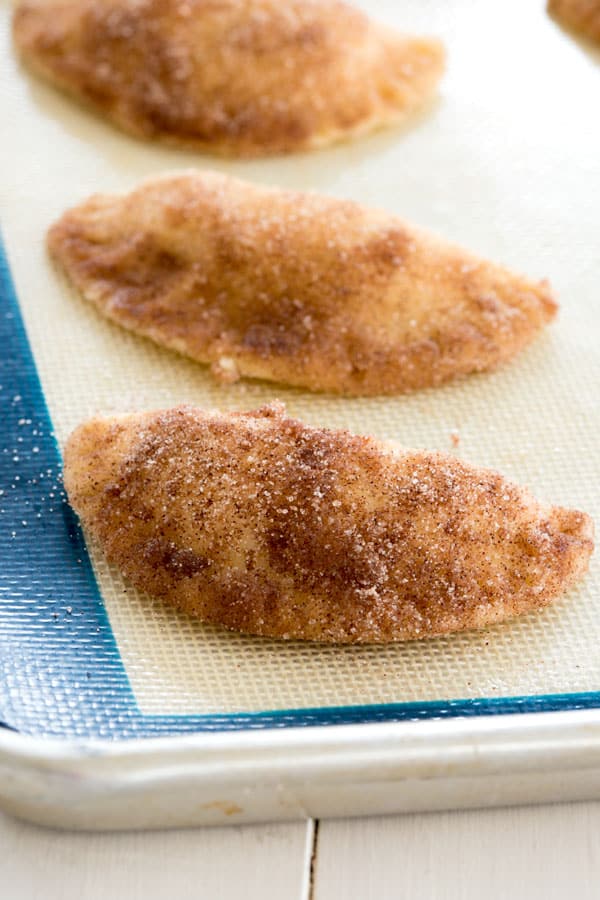 Mini cheesecakes de sopapilla ba&ntilde;ados en az&uacute;car de canela listos para hornear