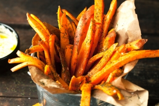 Patatas fritas al horno con salsa de yogurt griego con aguacat