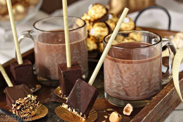 Chocolate caliente con avellanas en un palo