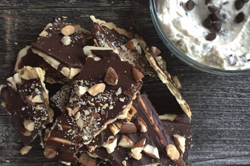 Chocolate sin gluten y almendras con relleno de cannoli