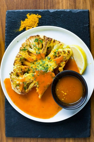 Coliflor Asada Con Cúrcuma Y Salsa Wanderspic