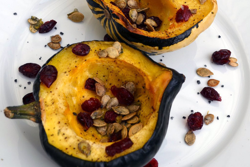 Calabaza Asada Con Sal De Lava Negra Pepitas Y Arándanos