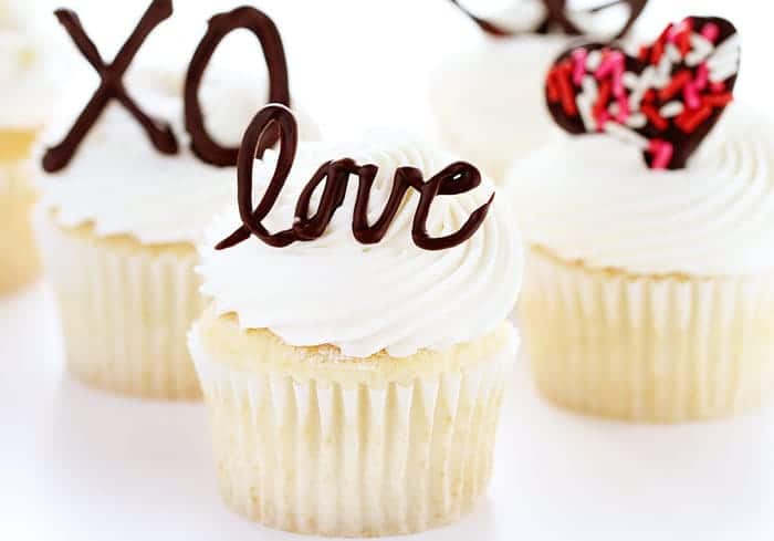 Corazones de caramelo de chocolate oscuro