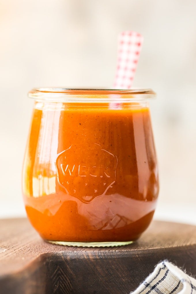 Receta casera de salsa de b&uacute;falo en un peque&ntilde;o frasco de vidrio