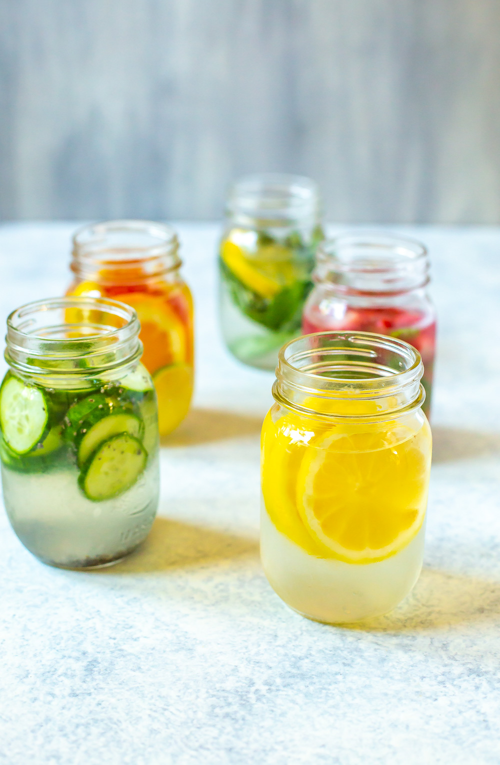 Tarros de agua de lim&oacute;n hechos de 5 maneras diferentes.