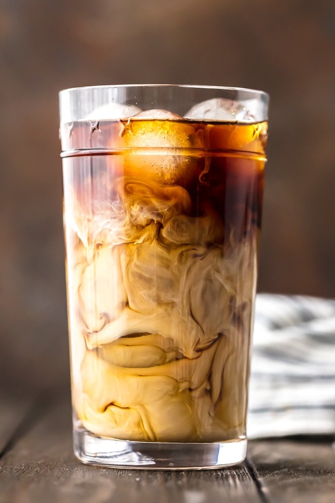 caf&eacute; helado con crema en un vaso