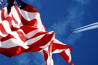 Cómo volar la bandera de los Estados Unidos en vacaciones patrióticas