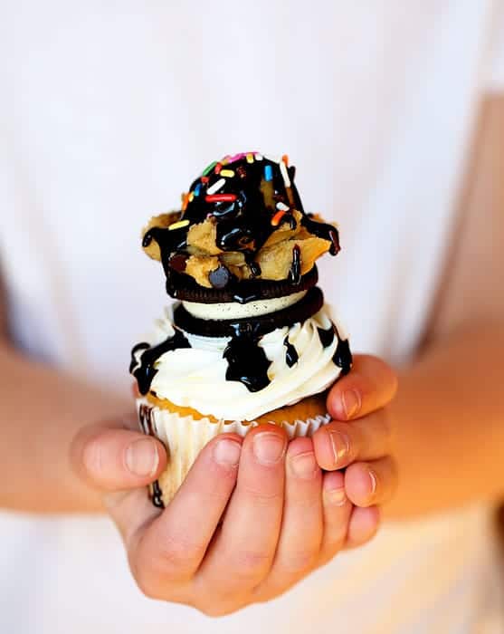 Cómo ‘Extreme Cupcake’ {vainilla, oreo, masa para galletas, fudge caliente}