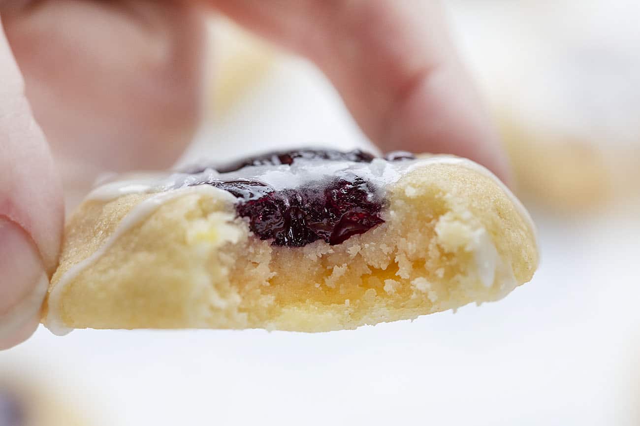 Mano que sujeta el bit en Lemon Blueberry Thumbprint Cookie
