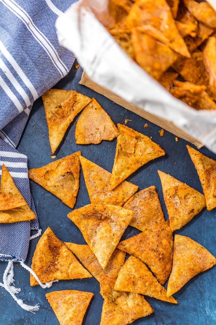 Doritos caseros frescos rancho dispuestos sobre un fondo azul.