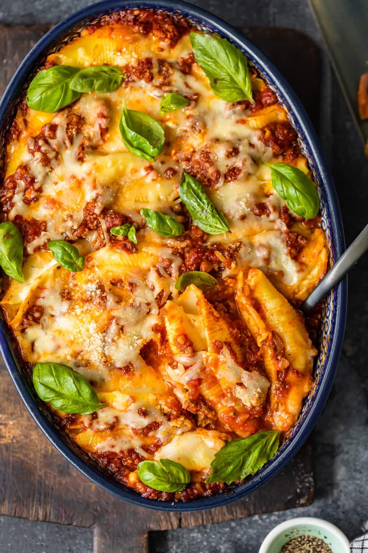 conchas de pasta en una cacerola