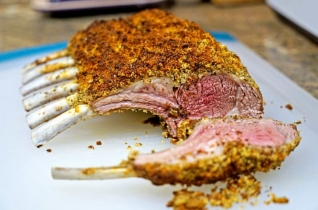 Costilla de cordero asado con costra de hierbas