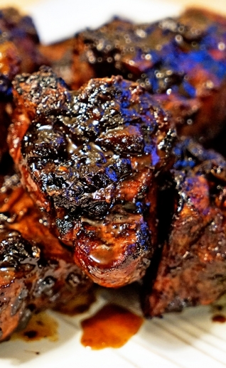 Chuletas De Lomo De Cordero Esmaltadas Con Balsámico Y Ajo Asado