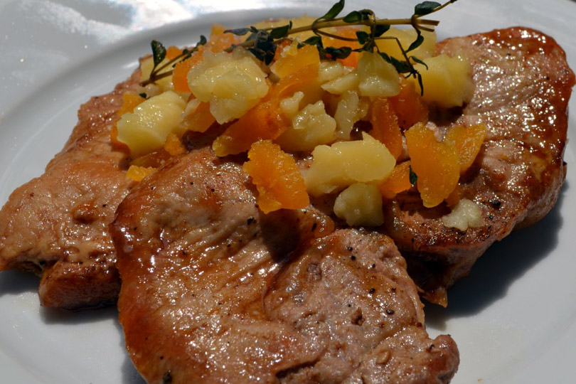 Chuletas De Lomo De Cerdo Con Glaseado De Albaricoque Y Balsámico Y Cheddar Envejecido