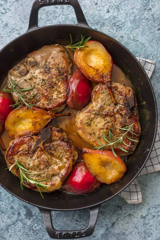 Chuletas de cerdo a la miel con peras y borb&oacute;n en una sart&eacute;n