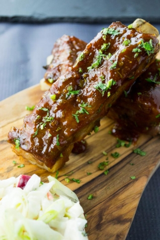 Costillas BBQ Tailandesas Con Slaw De Lavanda De Manzana