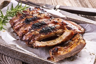 Costillas de bebé envueltas en papel de aluminio a la parrilla y tierna