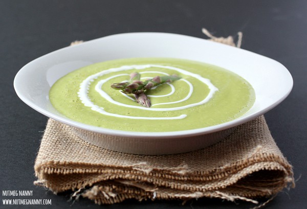 Crema de esp&aacute;rragos asados ​​por Nutmeg Nanny {Hecho en el #Vitamix!}