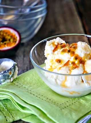 No Churn Helado de fruta de la pasión con Kumquats confitados